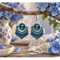 Safírový třpyt laguny – ručně šité korálkové náušnice Swarovski Rivoli Electric Blue