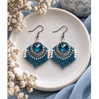 Safírový třpyt laguny – ručně šité korálkové náušnice Swarovski Rivoli Electric Blue